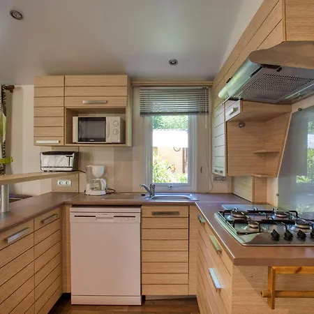 Mobil-home à Avec Terrasse Et Cuisine équipée - Api-1-52-903 * Groléjac