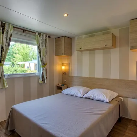 Camping Mobil-home à Avec Terrasse Et Cuisine équipée - Api-1-52-903