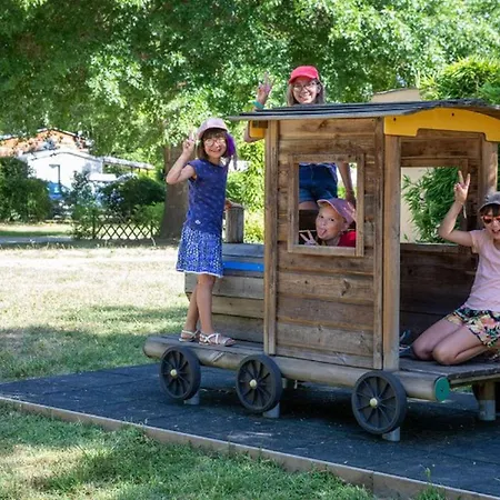 Kamp alanı Mobil-home A Avec Terrasse Et Cuisine Equipee - Api-1-52-903 Groléjac