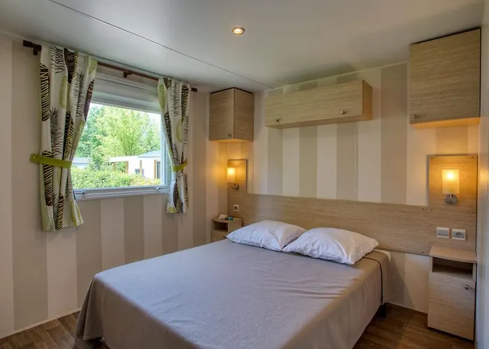 Camping Mobil-home à Avec Terrasse Et Cuisine équipée - Api-1-52-903